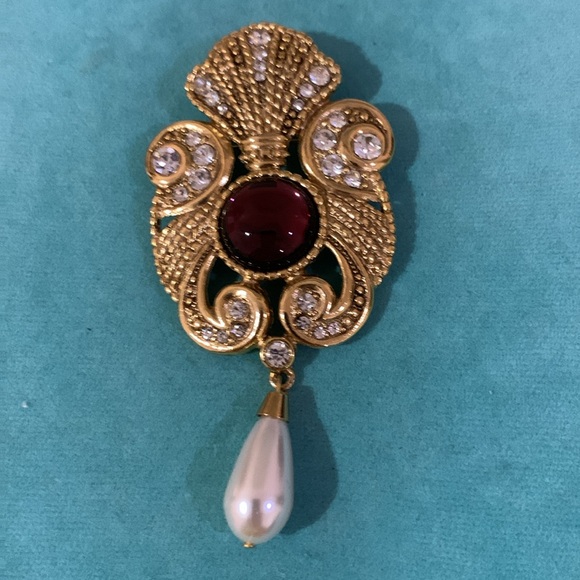 Vintage signed Jeff Lieb gold tone crest pin with rhinestone dangle pearl purple - Picture 2 of 8
